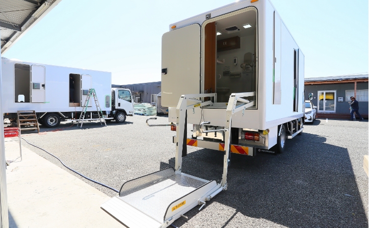 自走式仮設トイレカー:大型