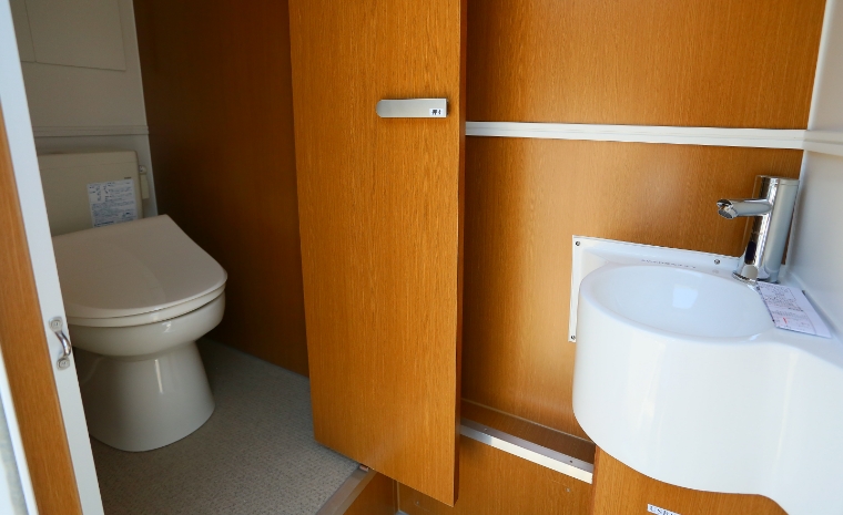 自走式仮設トイレカー：セパレート